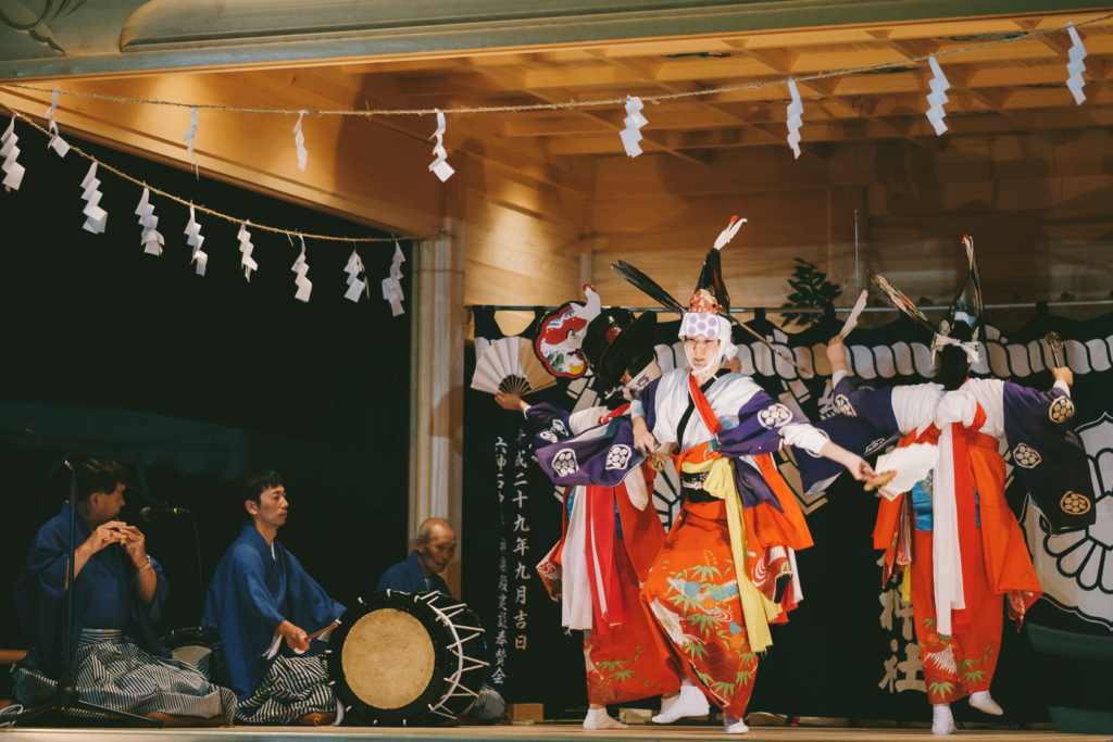 御神楽舞, 飯豊神楽, 六神石神社, 六神石神社宵宮祭 の写真