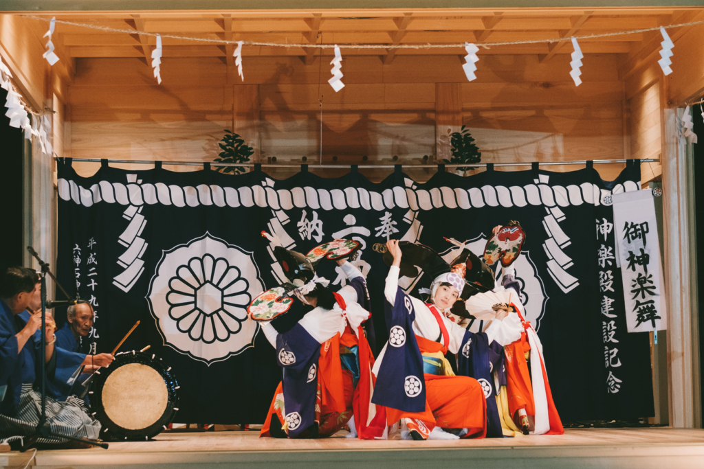 御神楽舞, 飯豊神楽, 六神石神社, 六神石神社宵宮祭 の写真